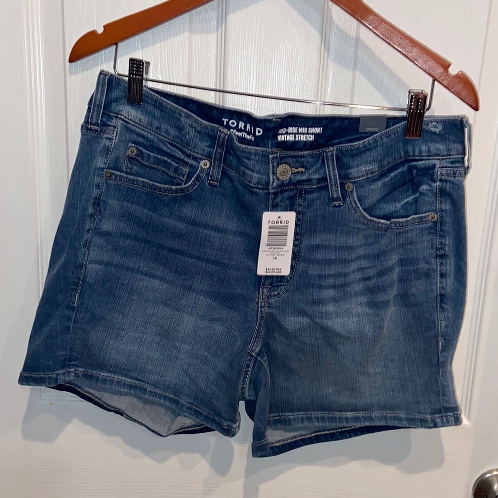 Torrid Size 10 mid-rise mid short vintage stretch denim shorts. NWT